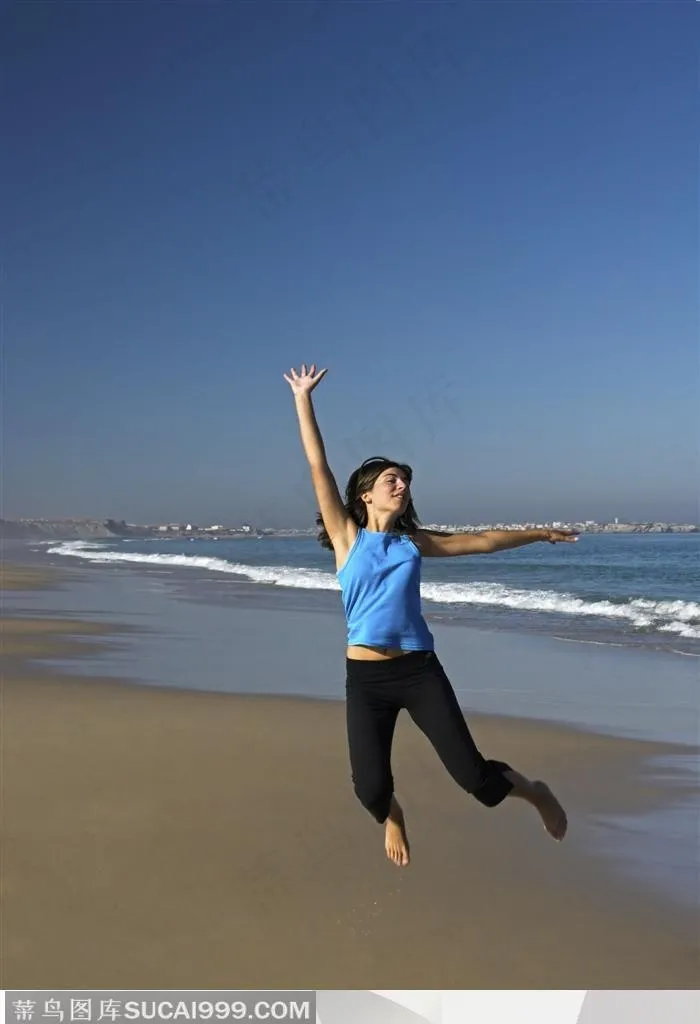 举起单手在海边跳跃的国外女人