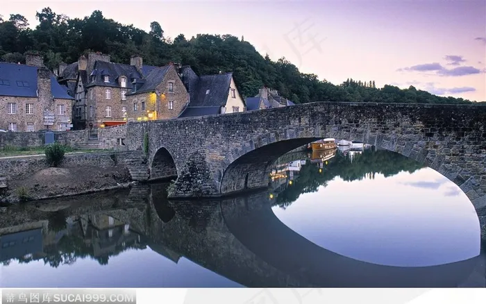 晨暮中的小村庄和小河、石拱桥