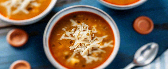 西餐汤类罗宋汤海鲜汤美食餐具摄影图