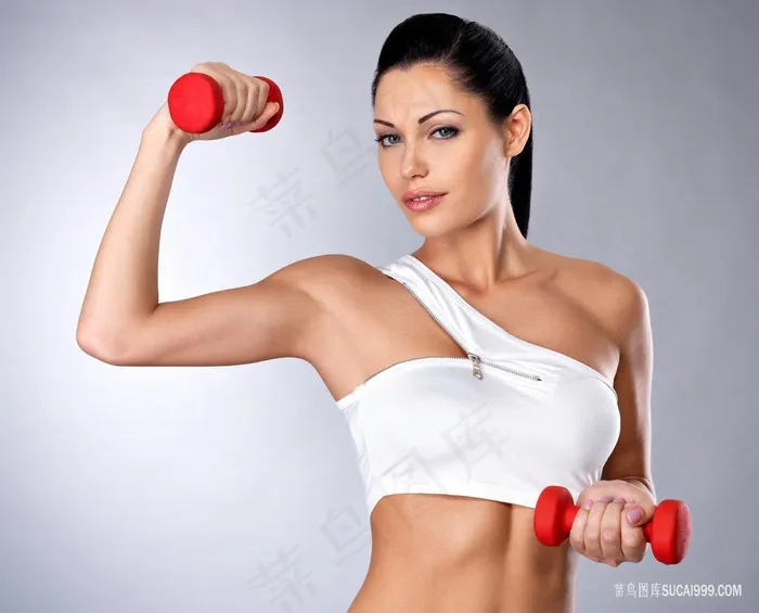 锻练手臂肌肉拿哑铃的健身女子图片素材