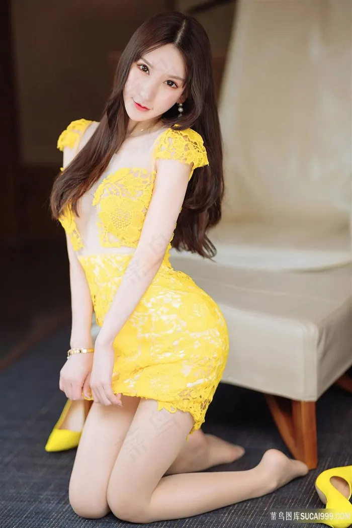 穿黄色蕾丝超短裙的美女图片