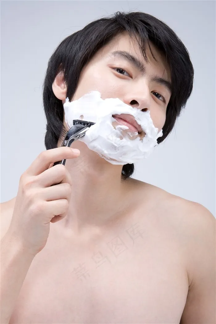 性感男人剃须刮胡子商业图片