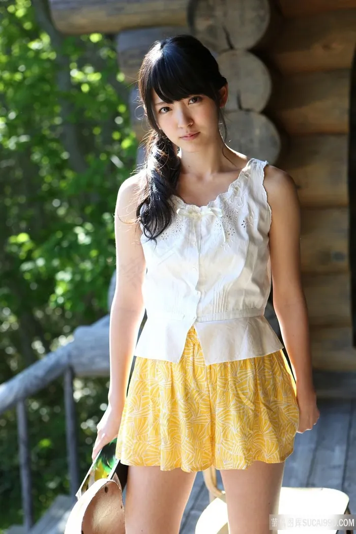 日本超短裙女生性感美女图片