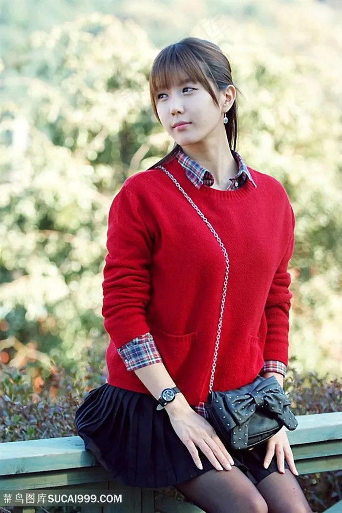 穿红色毛衣的韩国清纯美女许允美艺术写真图片
