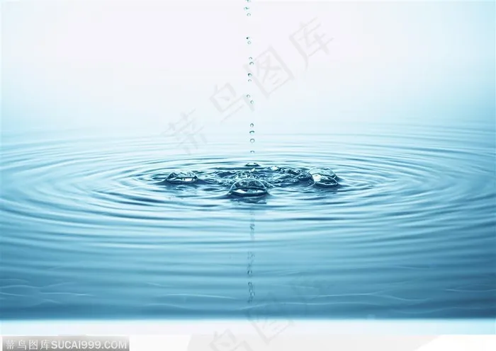 水滴入水图片-水滴落下的瞬间