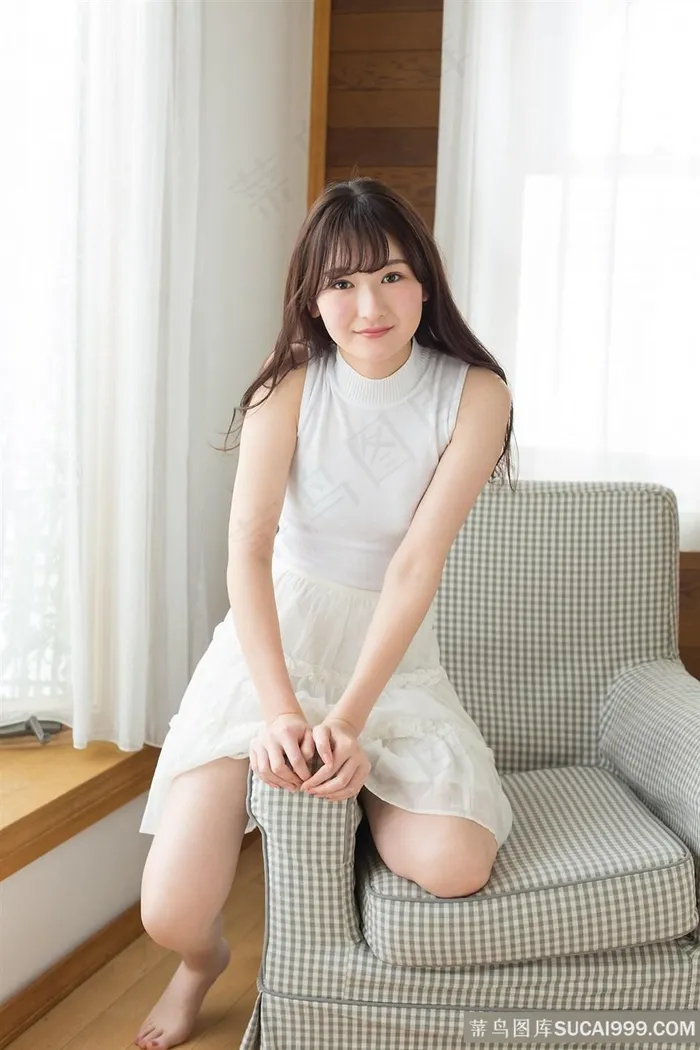坐在沙发上的日本白皙少妇性感写真图片