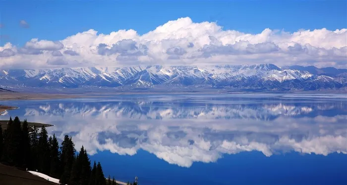 新疆赛里木湖风景素材大图