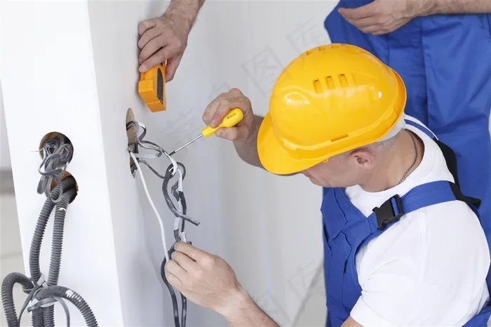修理电表的工人素材高清图片