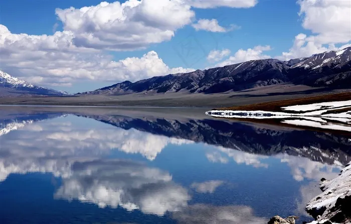 新疆赛里木湖风景图