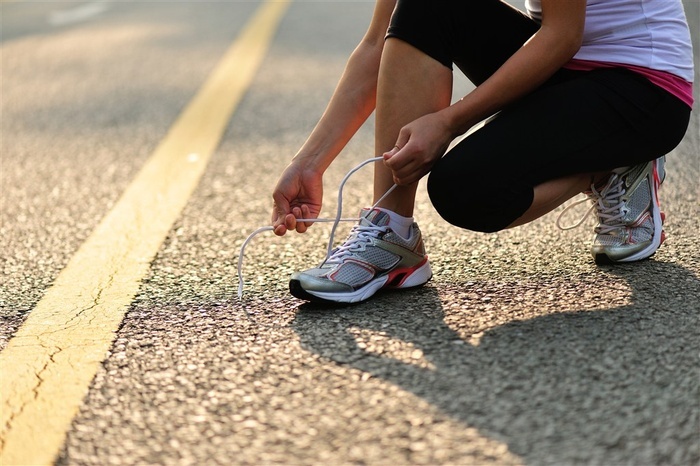 系鞋带的人物高清图片素材