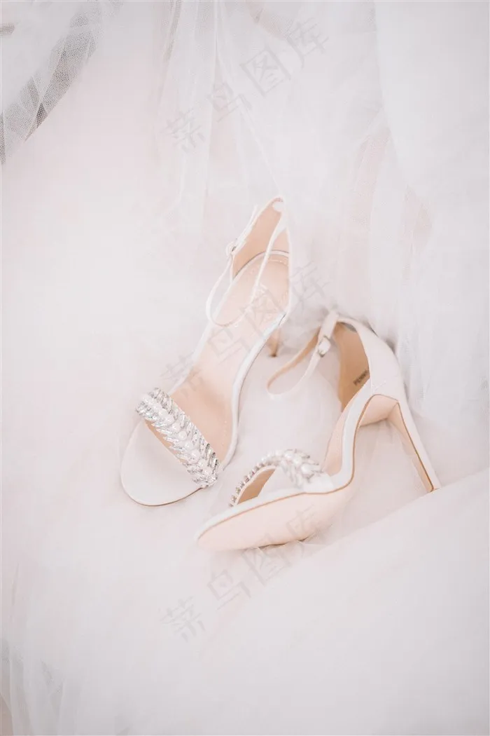 婚礼白色高跟鞋图片