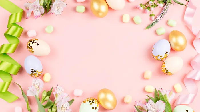 节日快乐的复活节背景装饰鸡蛋，鲜花，糖果和丝带在粉红色的柔和的颜色