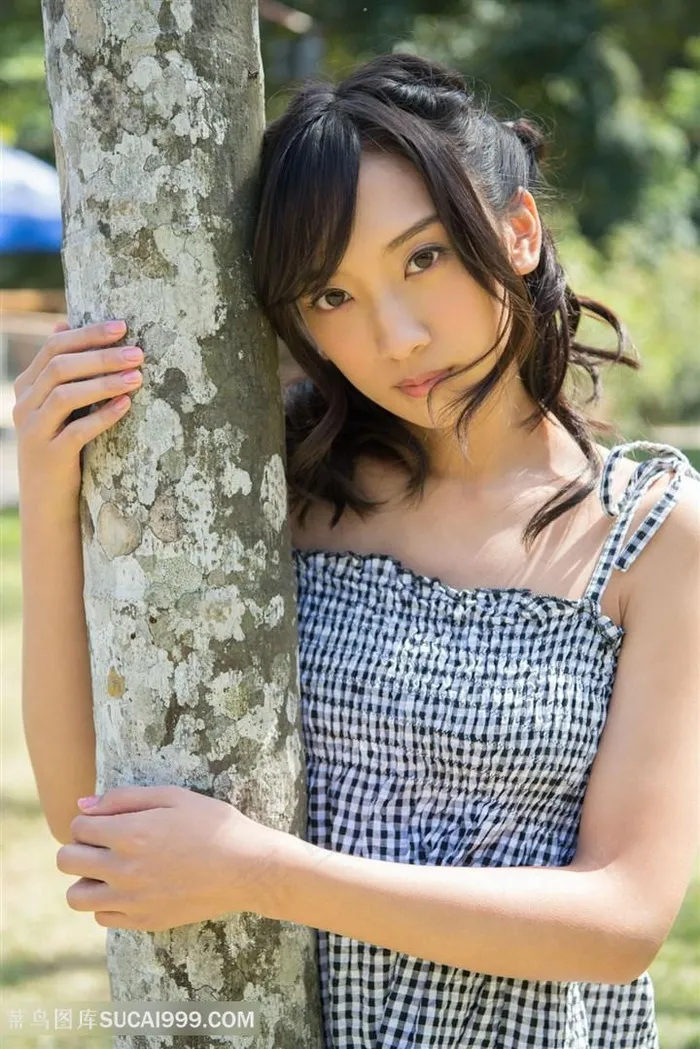 抱着树的高清日本女生图片