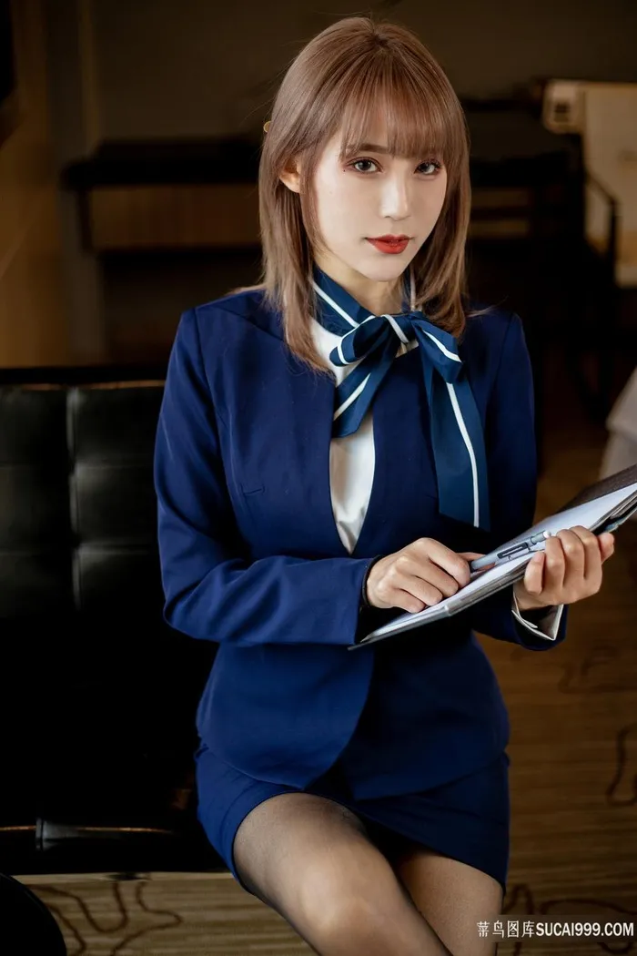 性感女秘书周慕汐蓝色制服诱惑酒店大胆写真图片