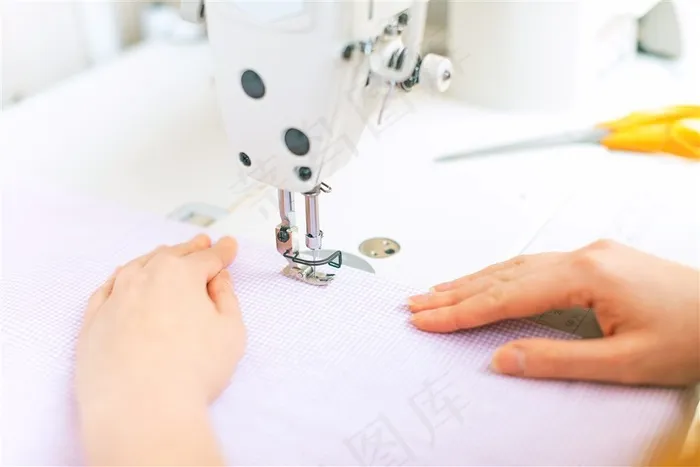操作缝纫机的工人图片