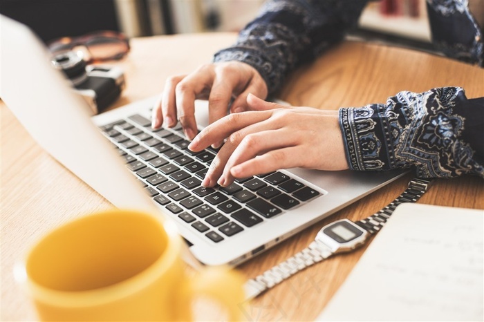 正在认真敲击键盘的工作人员高清图片