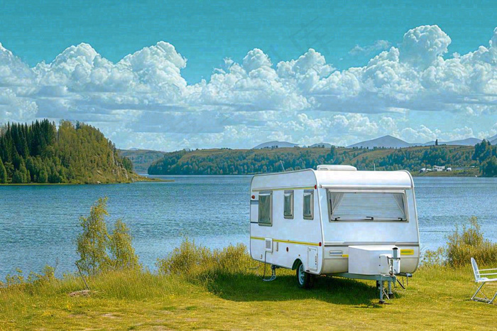 野外露营湖边停着一辆房车，野餐，春游摄影图
