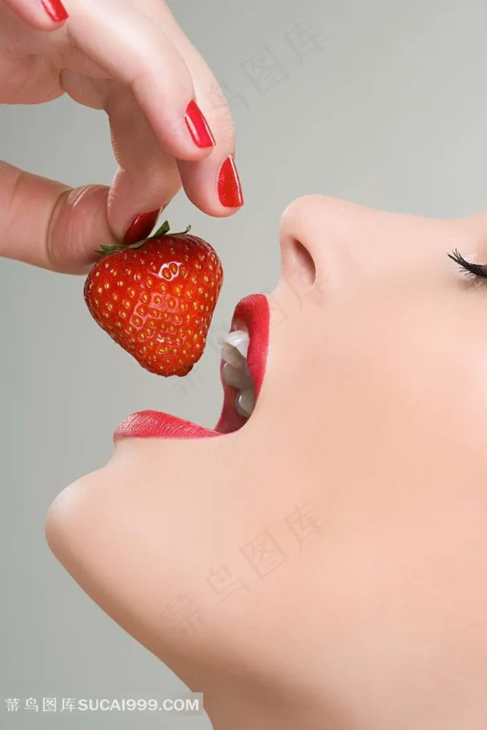 吃草莓的美女写真