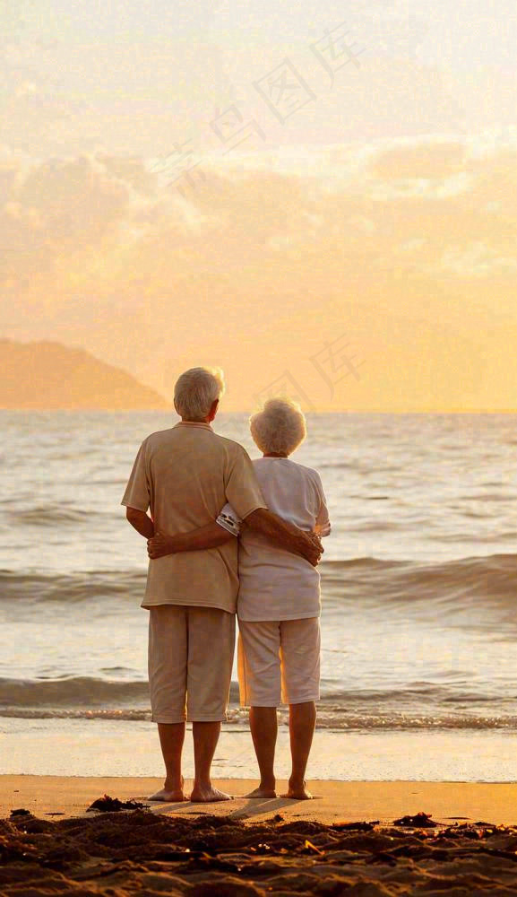 落日下老年人父母陪伴爱情，情人节温馨浪漫摄影图
