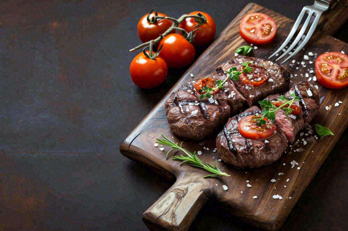 西餐美食牛肉羊肉烤肉扒类番茄食品摄影图