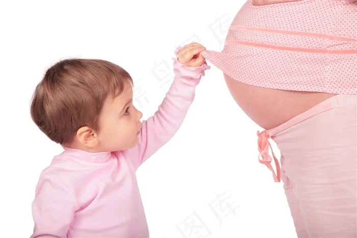 掀开孕妇衣服看着肚皮的宝宝高清图片
