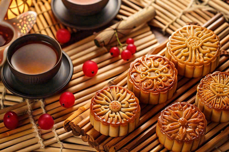 中国传统糕点月饼竹制托盘上的茶杯中秋节摄影图
