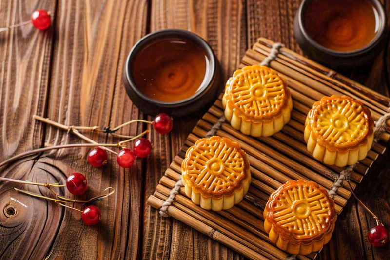 中国传统糕点月饼竹制托盘上的茶杯中秋节摄影图