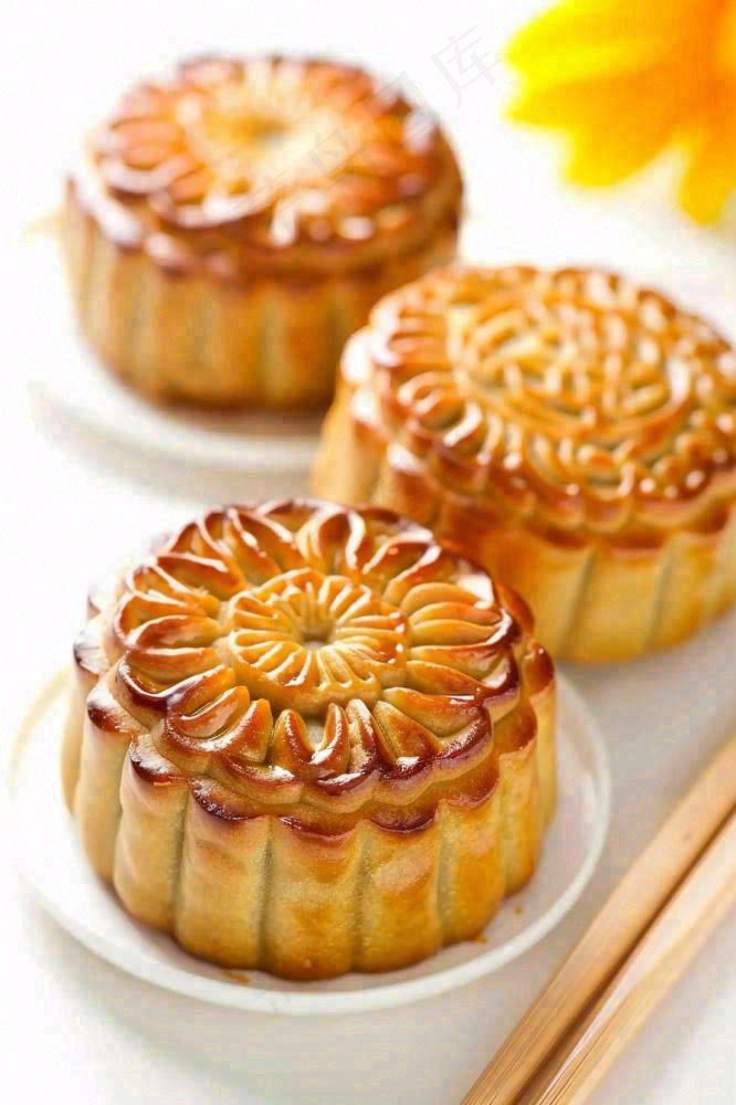 精美月饼中秋美食小清新鲜花装盘摄影图
