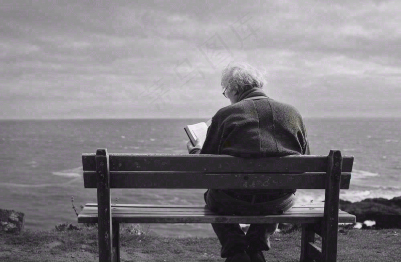 黑白简约坐着海边长椅看书的老人白发重阳节父亲节摄影图