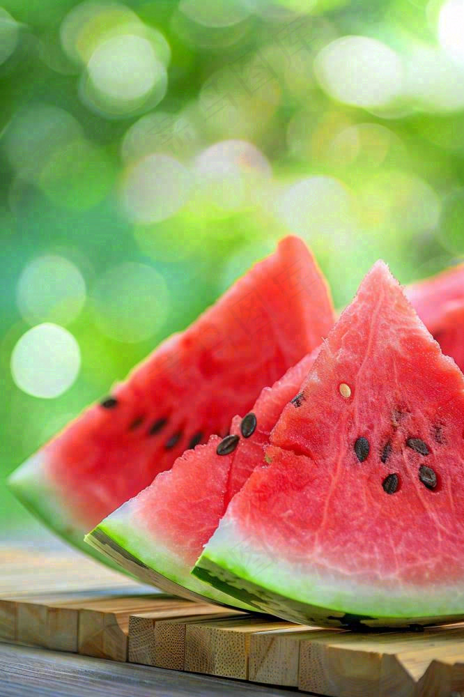 夏日避暑西瓜大树下阴凉立夏大暑小暑夏至摄影图