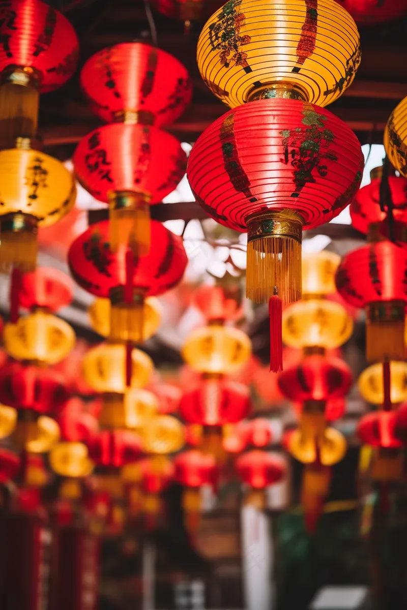 红灯笼新年屋檐挂着点亮的红灯笼中国风摄影图
