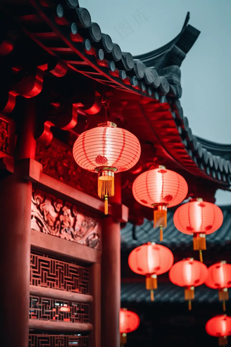 红灯笼新年屋檐挂着点亮的红灯笼中国风摄影图