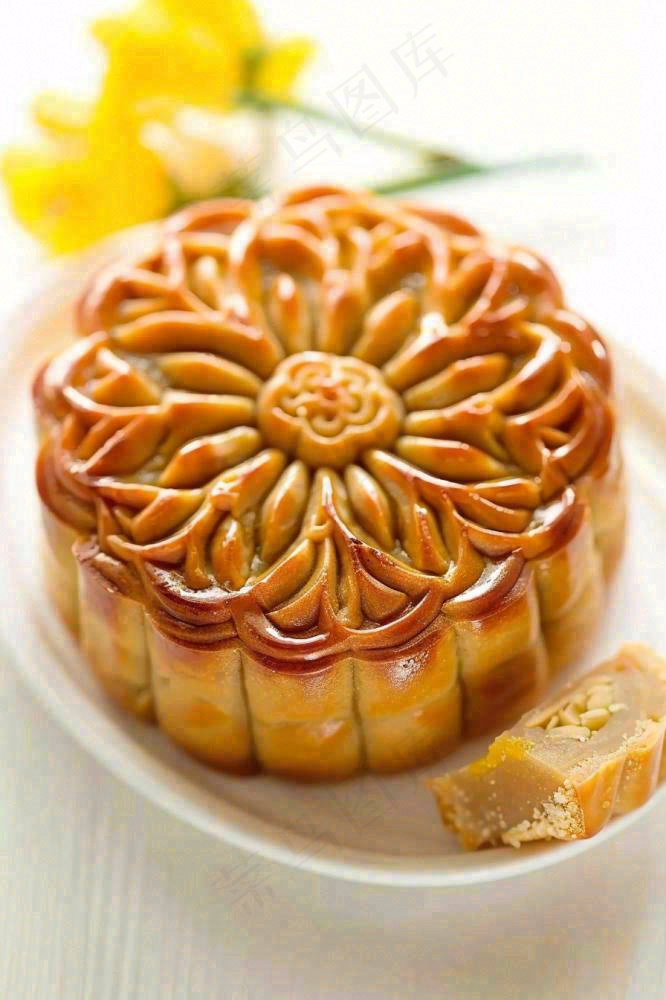 精美月饼中秋美食小清新鲜花装盘摄影图