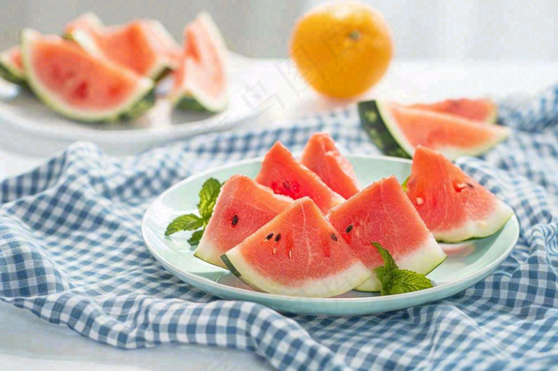 夏至西瓜蓝格子布小清新风格唯美大暑小暑处暑摄影图
