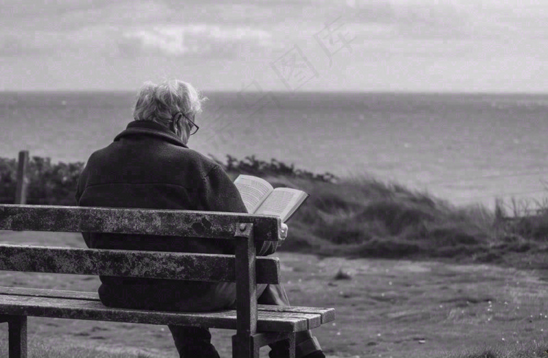黑白简约坐着海边长椅看书的老人白发重阳节父亲节摄影图