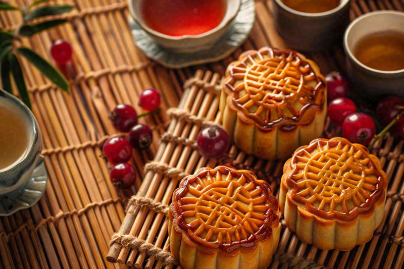 中国传统糕点月饼竹制托盘上的茶杯中秋节摄影图