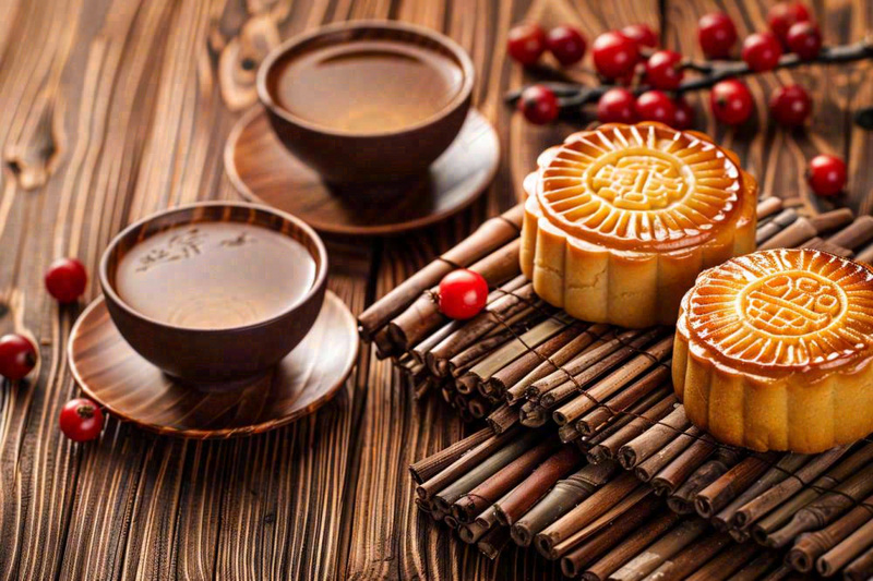 中国传统糕点月饼竹制托盘上的茶杯中秋节摄影图