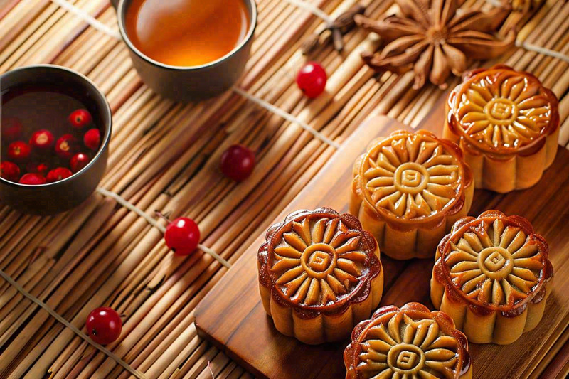 中国传统糕点月饼竹制托盘上的茶杯中秋节摄影图