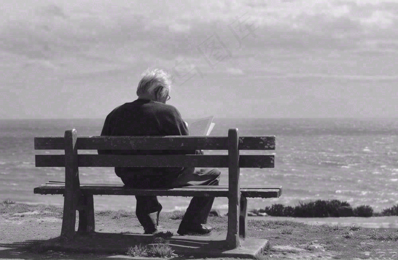 黑白简约坐着海边长椅看书的老人白发重阳节父亲节摄影图