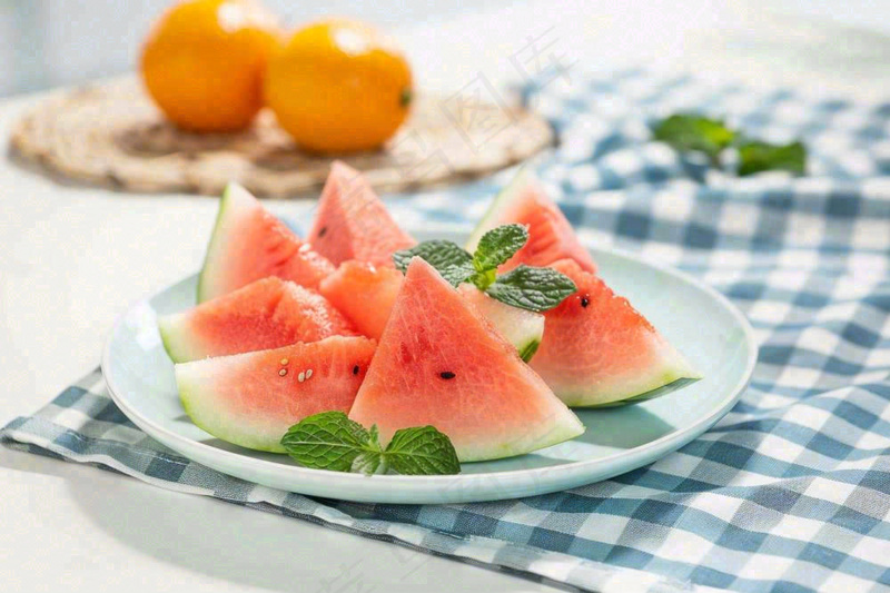 夏至西瓜蓝格子布小清新风格唯美大暑小暑处暑摄影图