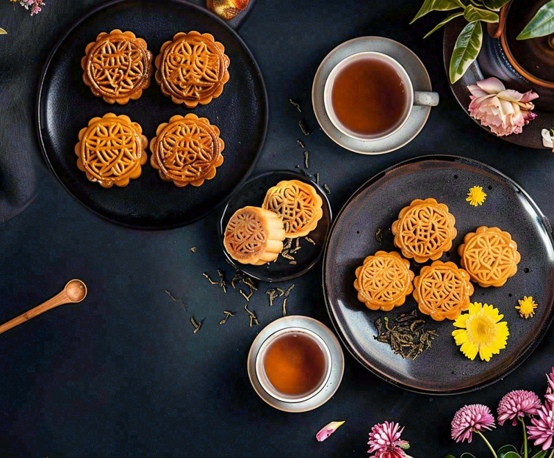 中秋美食月饼中国传统糕点摆盘装饰泡茶摄影图