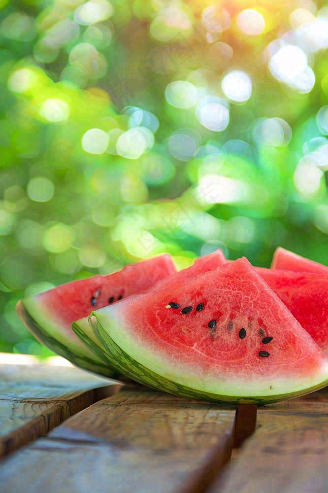 夏日避暑西瓜大树下阴凉立夏大暑小暑夏至摄影图