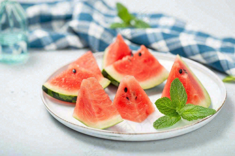 夏至西瓜蓝格子布小清新风格唯美大暑小暑处暑摄影图