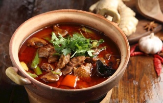 砂锅肥肠鸡图片