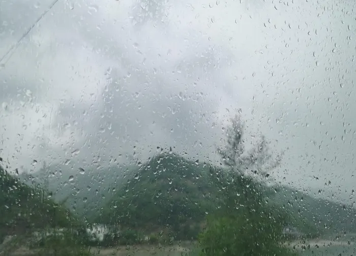 车窗外的雨景图片