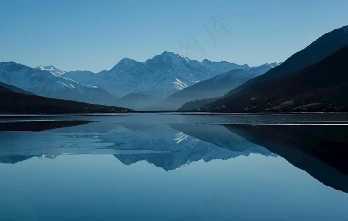 湖景雪山图片