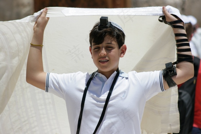 男孩犹太人希伯来语祷告塔利特tefillin犹太教