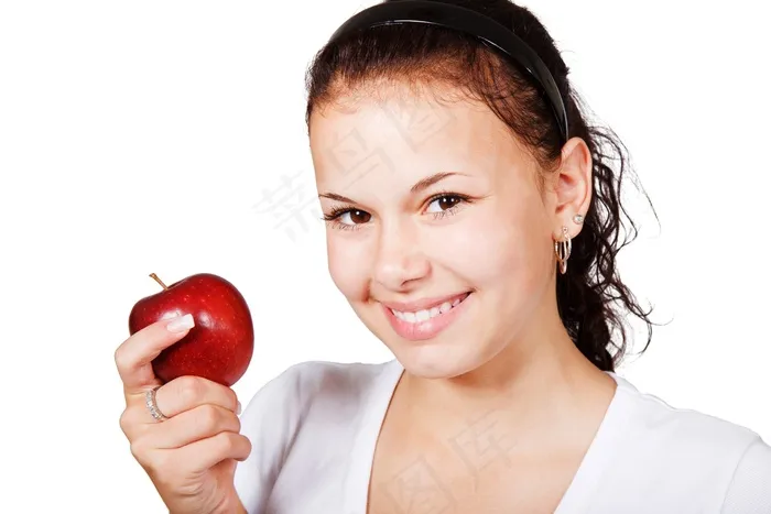 工作室拍摄的微笑的女人，拿着苹果