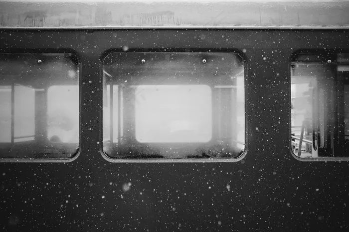 传递柜,电视机,防溅盒,电视,开关面板,黑色和白色的冷雪火车