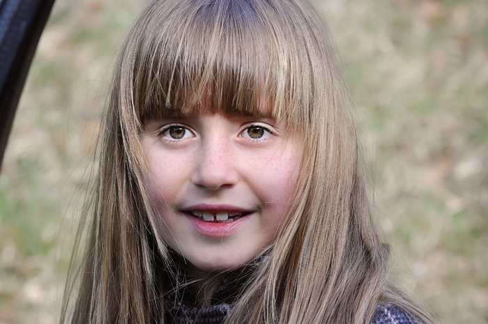 人类儿童女孩脸漂亮金发长长的头发